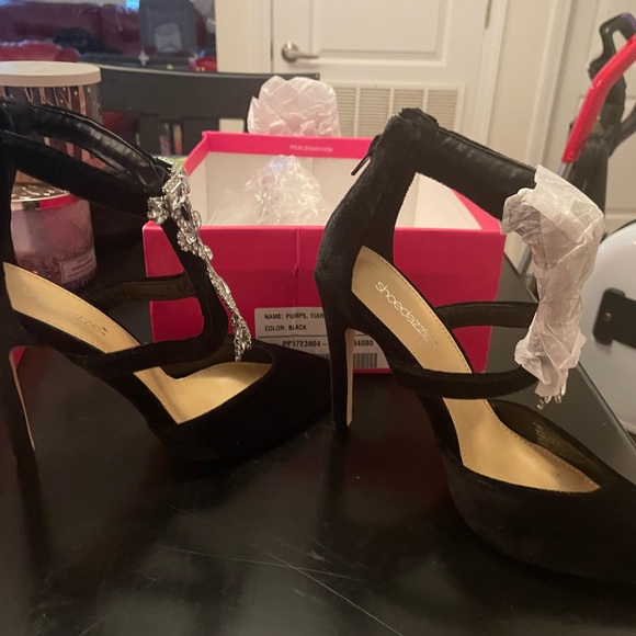Black suede heels size 8 with some bling bling - Picture 3 of 4